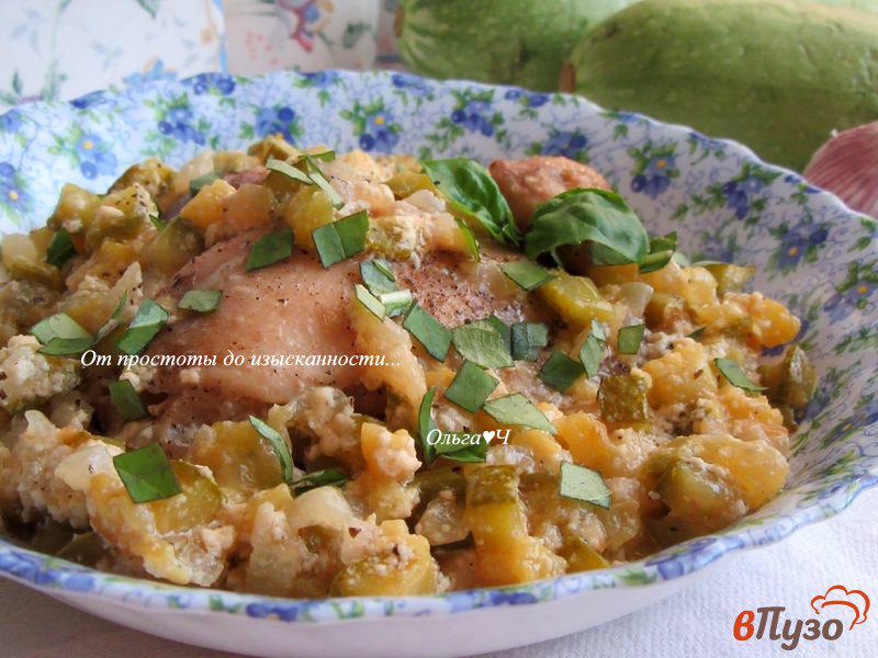 Фото приготовление рецепта: Куриные бедра в соусе из кабачков с базиликом шаг №8