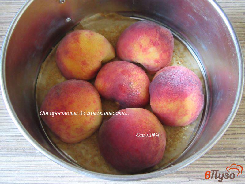 Фото приготовление рецепта: Перевернутый персиковый цельнозерновой пирог шаг №1