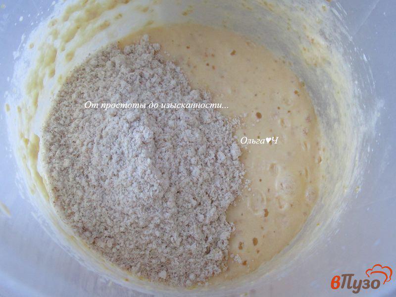 Фото приготовление рецепта: Перевернутый персиковый цельнозерновой пирог шаг №4