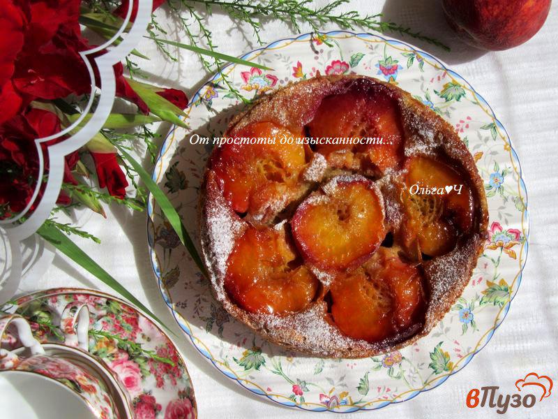 Фото приготовление рецепта: Перевернутый персиковый цельнозерновой пирог шаг №7