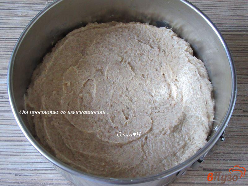Фото приготовление рецепта: Перевернутый персиковый цельнозерновой пирог шаг №6
