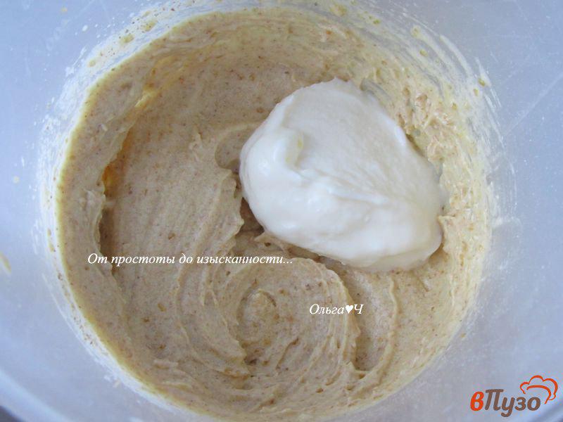 Фото приготовление рецепта: Перевернутый персиковый цельнозерновой пирог шаг №5
