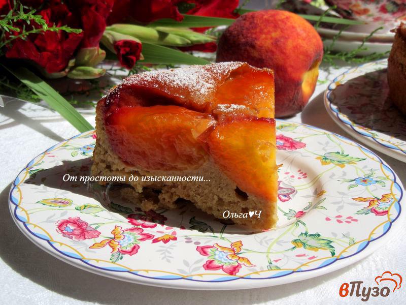 Фото приготовление рецепта: Перевернутый персиковый цельнозерновой пирог шаг №8