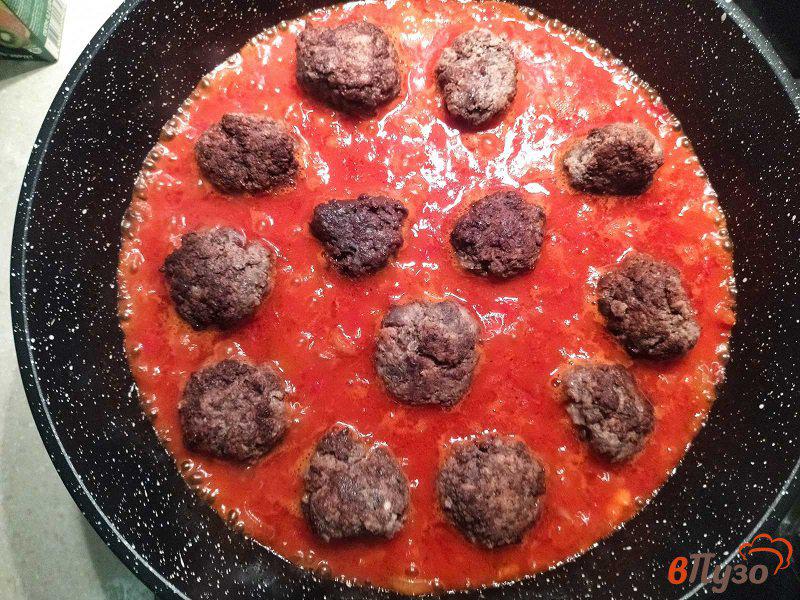 Фото приготовление рецепта: Тефтели из говядины в томатном соусе шаг №7
