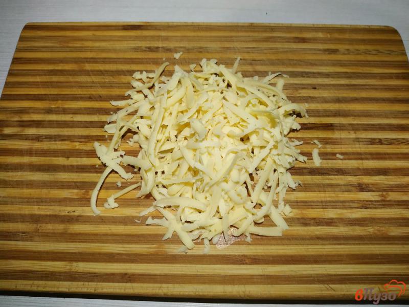 Фото приготовление рецепта: Пицца с грибами и двумя видами сыра без майонеза шаг №4