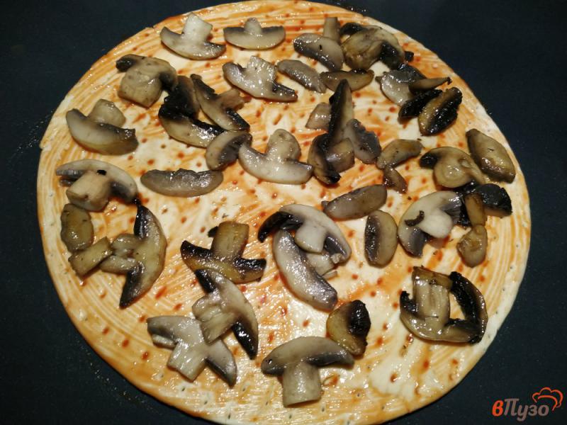 Фото приготовление рецепта: Пицца с грибами и двумя видами сыра без майонеза шаг №6