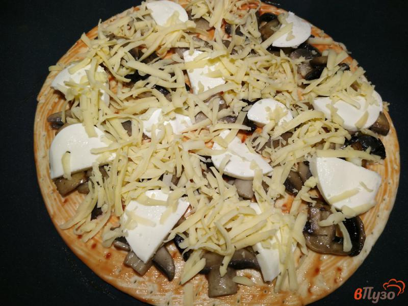 Фото приготовление рецепта: Пицца с грибами и двумя видами сыра без майонеза шаг №7