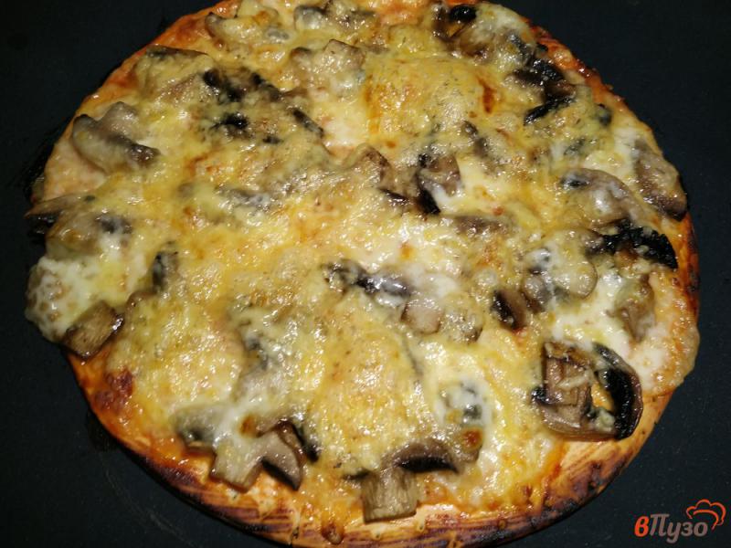 Фото приготовление рецепта: Пицца с грибами и двумя видами сыра без майонеза шаг №8
