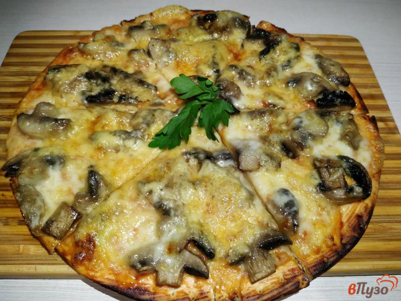 Фото приготовление рецепта: Пицца с грибами и двумя видами сыра без майонеза шаг №9