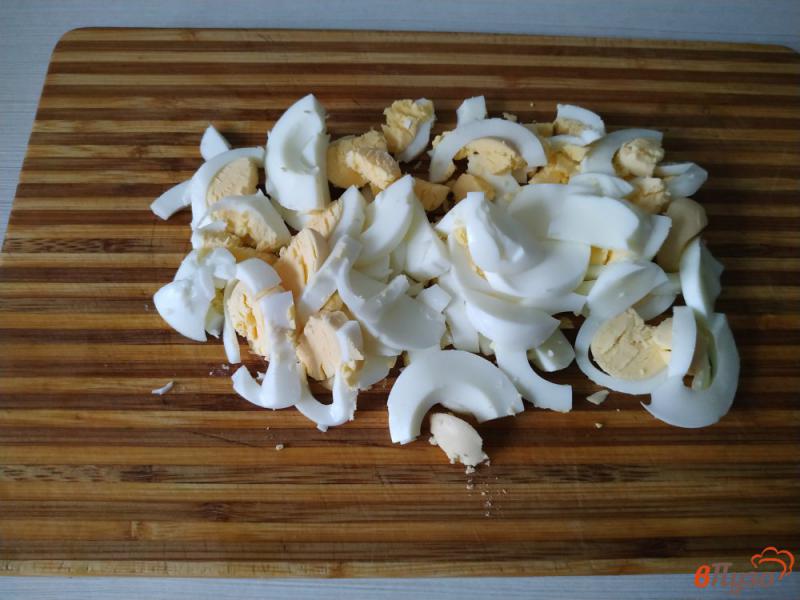 Фото приготовление рецепта: Салат с кальмарами яйцом и свежим огурцом шаг №3