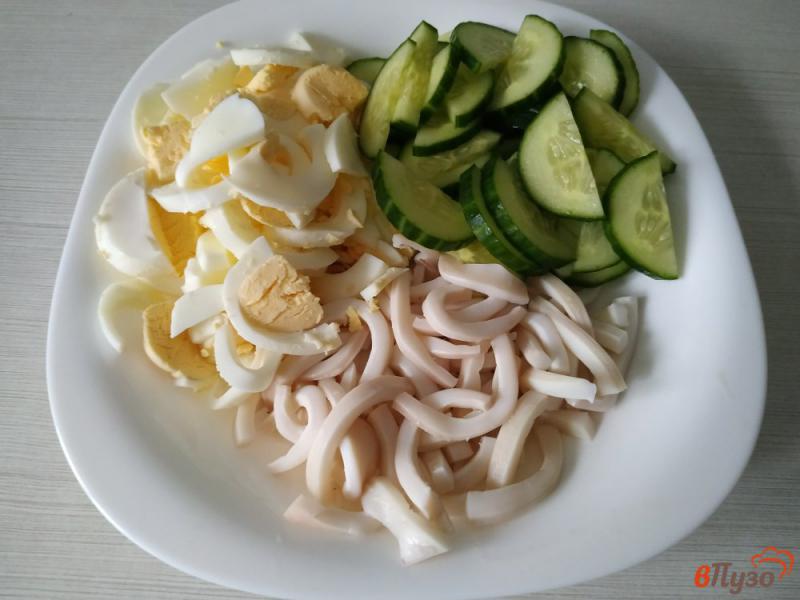 Фото приготовление рецепта: Салат с кальмарами яйцом и свежим огурцом шаг №5