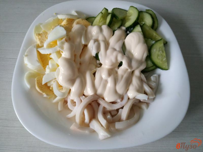 Фото приготовление рецепта: Салат с кальмарами яйцом и свежим огурцом шаг №6