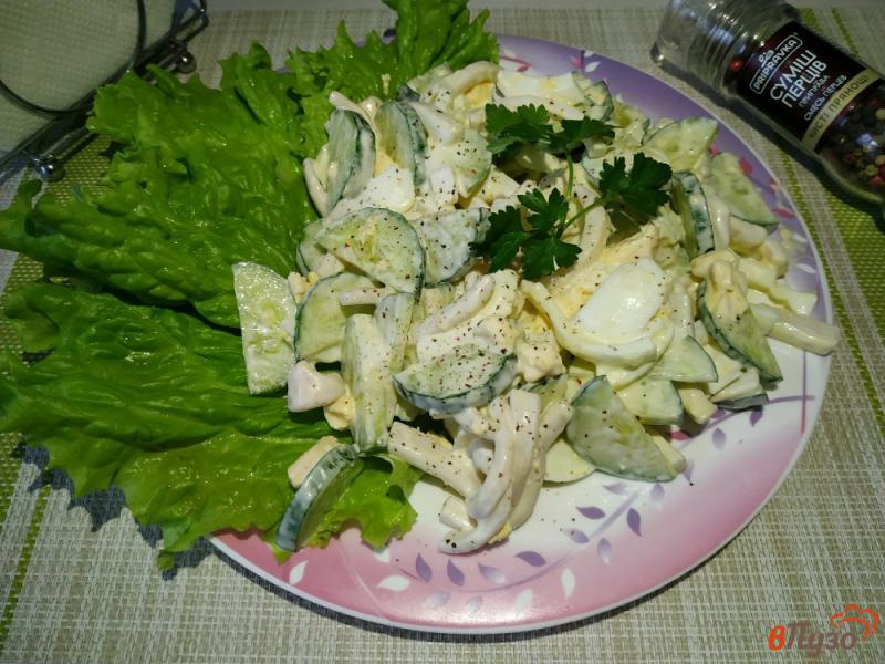 Фото приготовление рецепта: Салат с кальмарами яйцом и свежим огурцом шаг №8