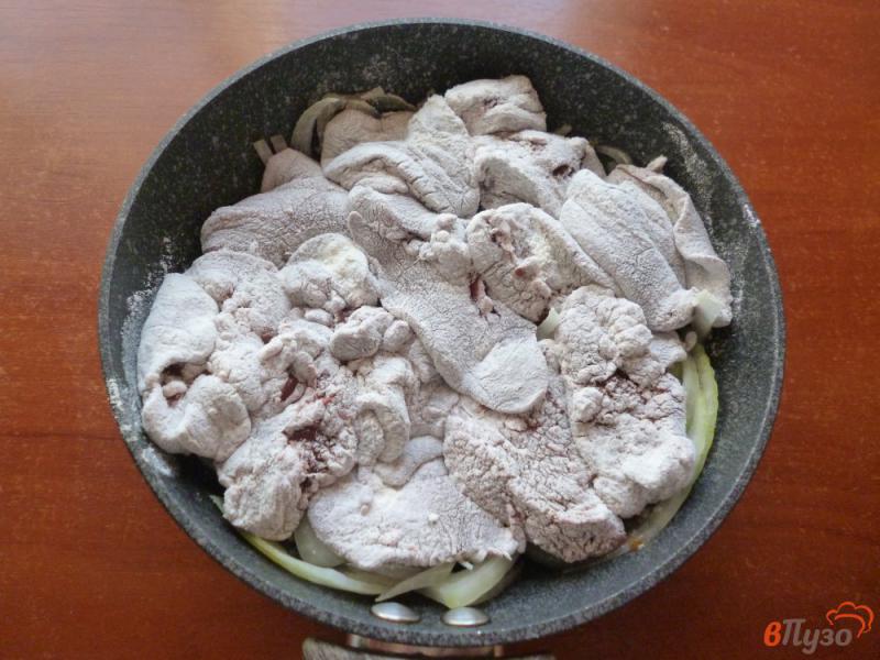 Фото приготовление рецепта: Печень утиная в сметане шаг №5