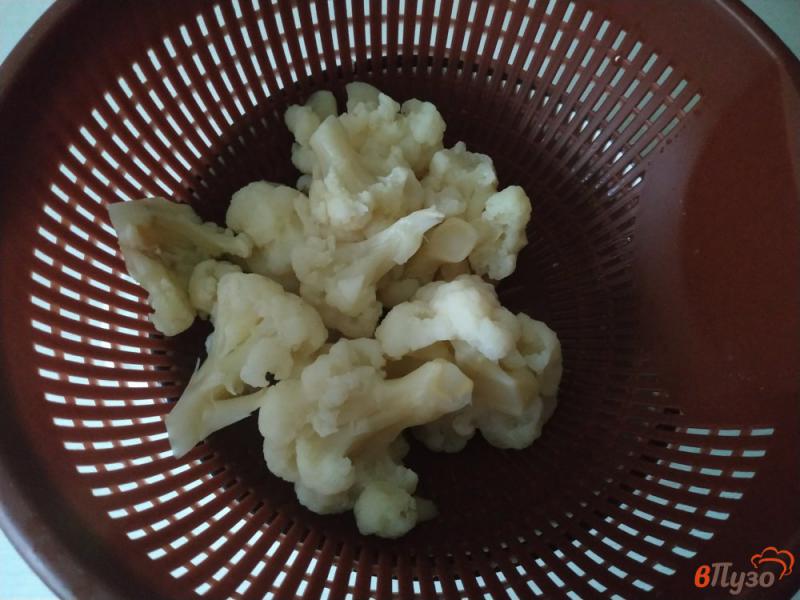 Фото приготовление рецепта: Оладьи из цветной капусты с плавленным сыром шаг №3