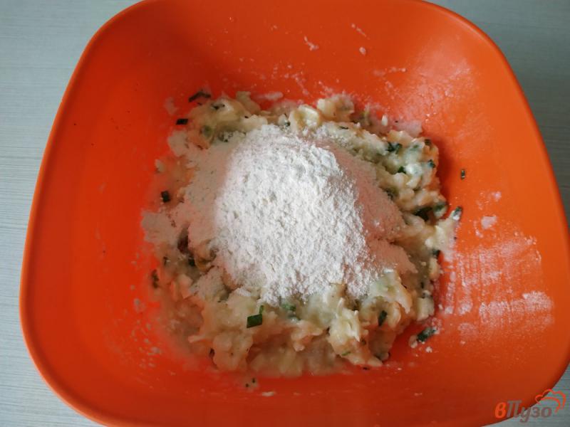 Фото приготовление рецепта: Оладьи из цветной капусты с плавленным сыром шаг №8