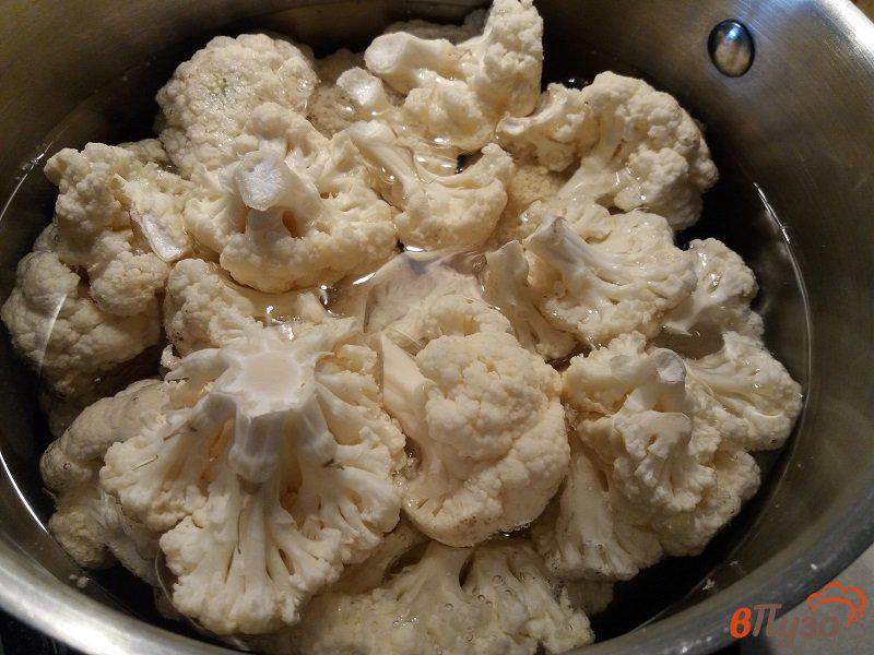 Фото приготовление рецепта: Цветная капуста жаренная в сухарях и пряностях с сыром шаг №2