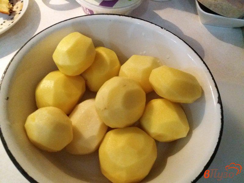Фото приготовление рецепта: Запеченный картофель с луком и чесноком шаг №1