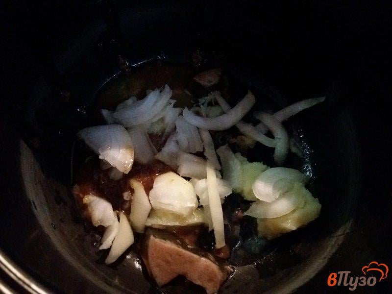 Фото приготовление рецепта: Запеченный картофель с луком и чесноком шаг №3