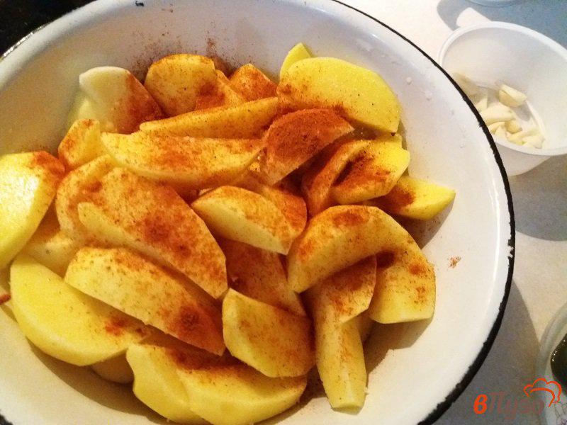 Фото приготовление рецепта: Запеченный картофель с луком и чесноком шаг №4