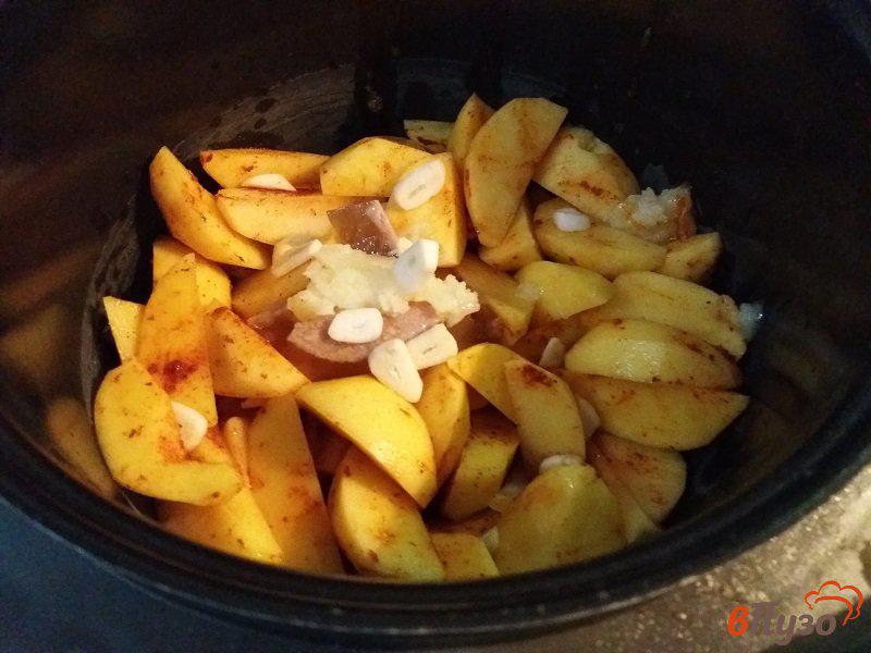 Фото приготовление рецепта: Запеченный картофель с луком и чесноком шаг №5