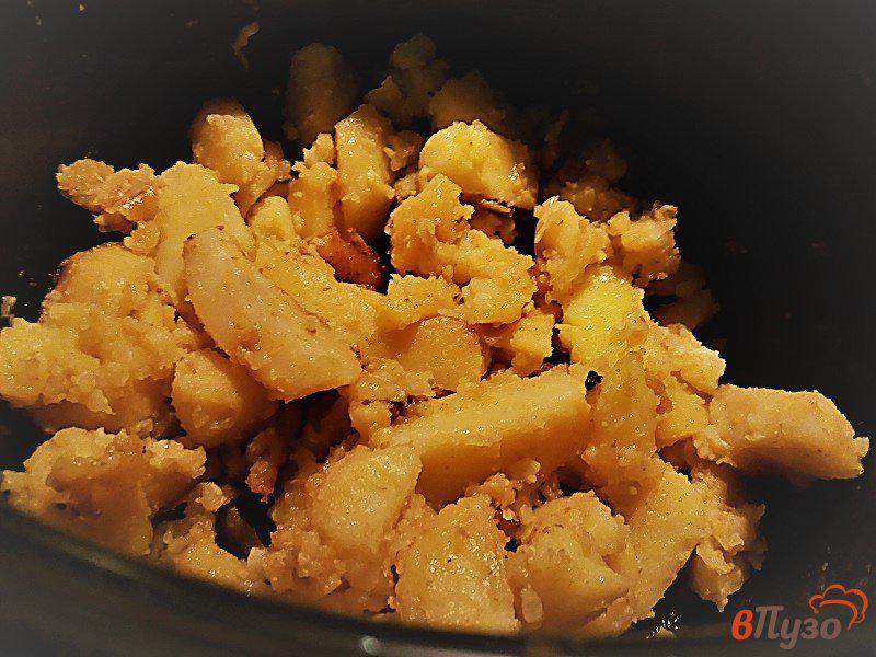 Фото приготовление рецепта: Запеченный картофель с луком и чесноком шаг №6