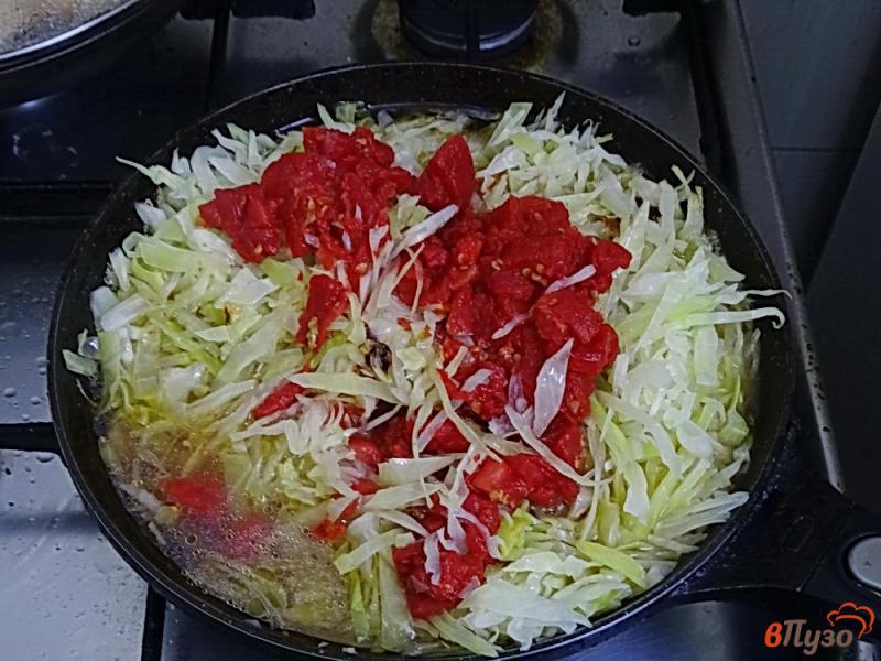 Фото приготовление рецепта: Тушеная капуста с овощами и рисом в томатном соусе шаг №5