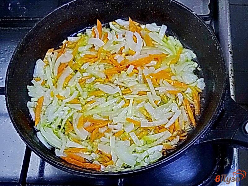 Фото приготовление рецепта: Тушеная капуста с овощами и рисом в томатном соусе шаг №4