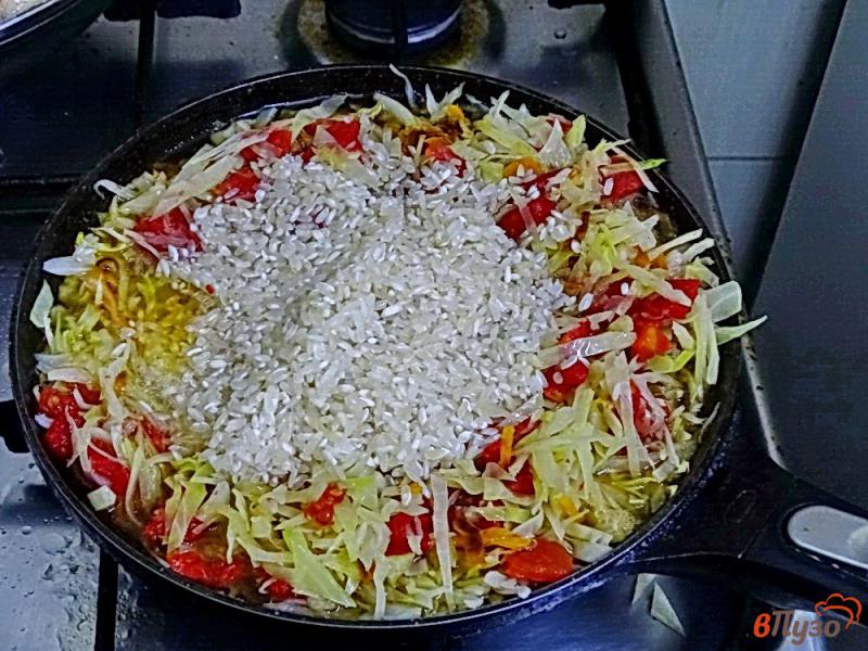 Фото приготовление рецепта: Тушеная капуста с овощами и рисом в томатном соусе шаг №6
