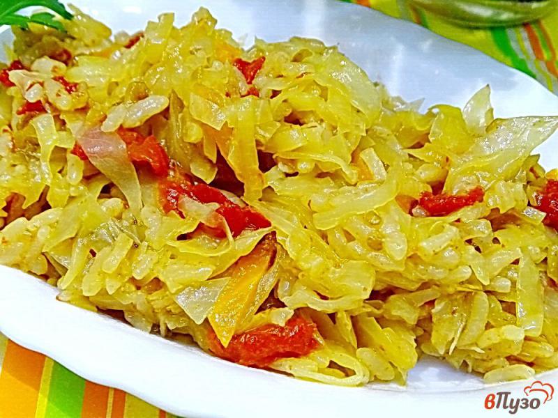 Фото приготовление рецепта: Тушеная капуста с овощами и рисом в томатном соусе шаг №7