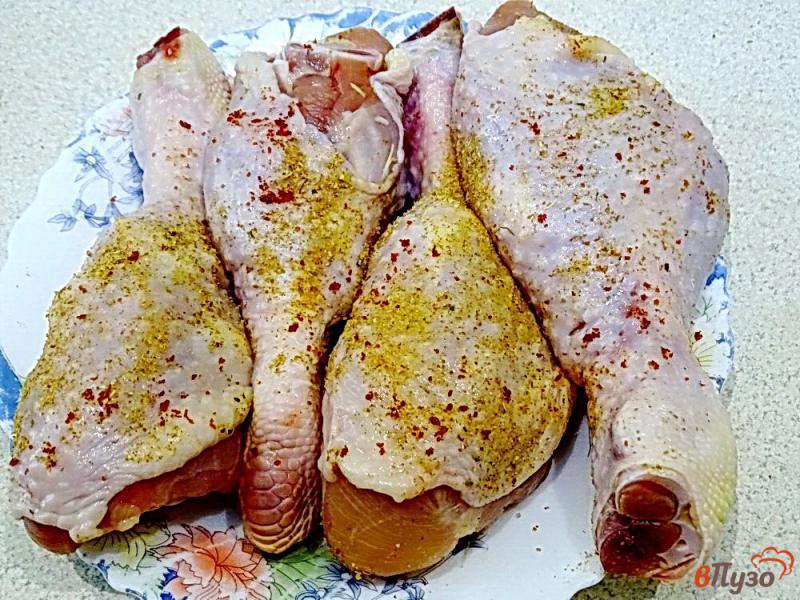 Фото приготовление рецепта: Куриные голени шпигованные на сковороде шаг №3