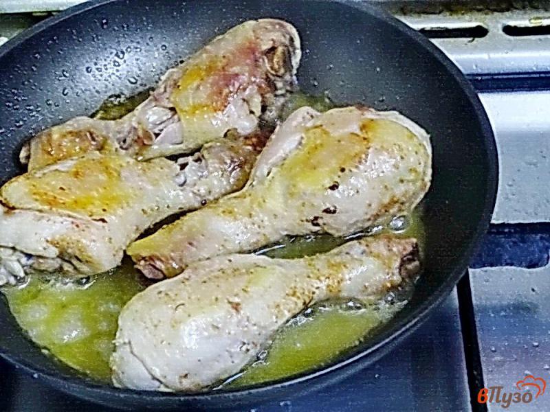 Фото приготовление рецепта: Куриные голени шпигованные на сковороде шаг №4