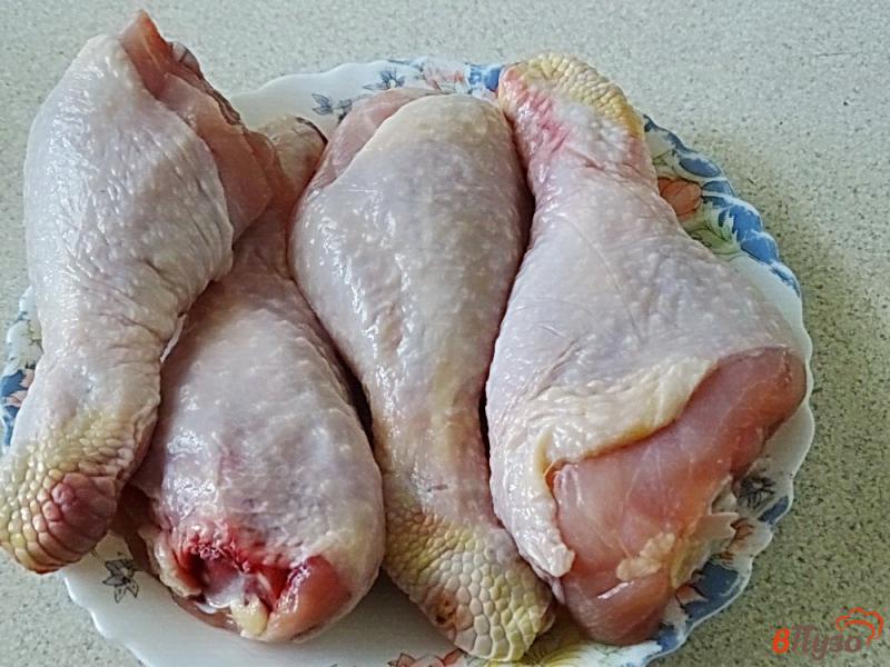 Фото приготовление рецепта: Куриные голени шпигованные на сковороде шаг №1