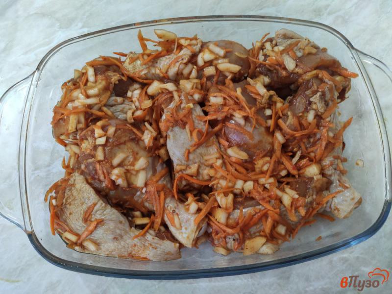 Фото приготовление рецепта: Куриное мясо с овощами и соевым соусом в духовке шаг №6