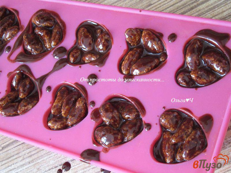 Фото приготовление рецепта: Шоколадные конфеты с хрустящими шариками шаг №4