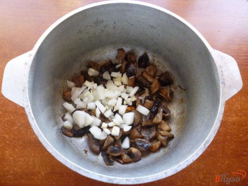 Фото приготовление рецепта: Фасоль с шампиньонами в томате шаг №2