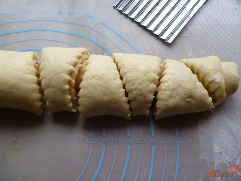 Фото приготовление рецепта: Печенье на кефире с яблочным повидлом шаг №8