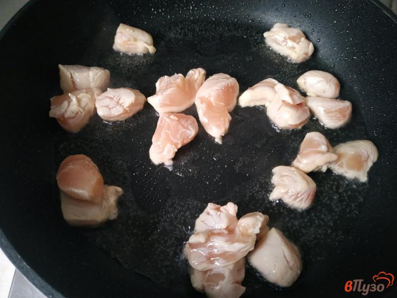 Фото приготовление рецепта: Плов с куриным филе и грибами шаг №4