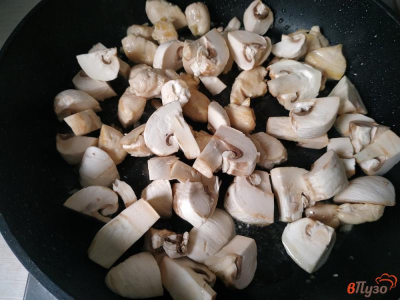 Фото приготовление рецепта: Плов с куриным филе и грибами шаг №5