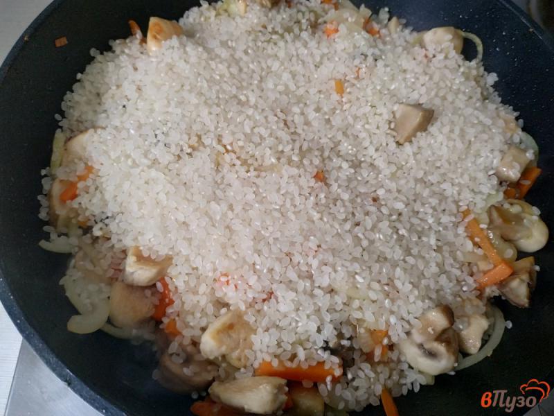 Фото приготовление рецепта: Плов с куриным филе и грибами шаг №7