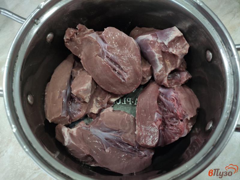 Фото приготовление рецепта: Салат из свиного сердца с маринованным луком шаг №3