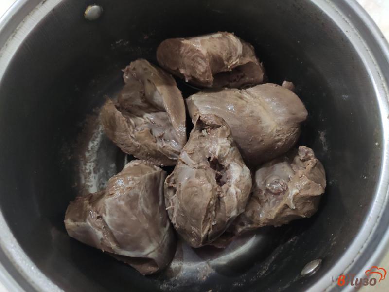 Фото приготовление рецепта: Салат из свиного сердца с маринованным луком шаг №4