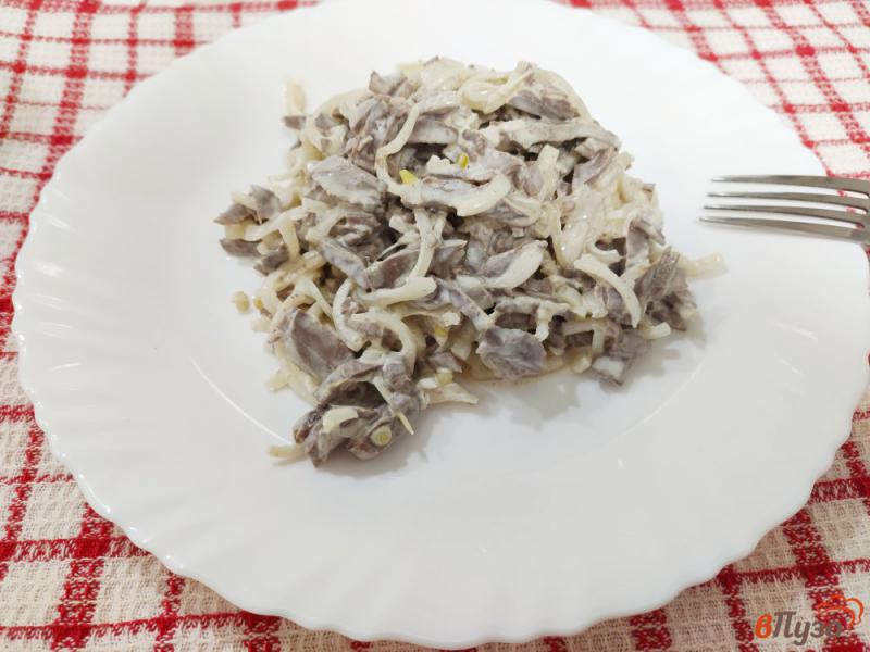 Фото приготовление рецепта: Салат из свиного сердца с маринованным луком шаг №9