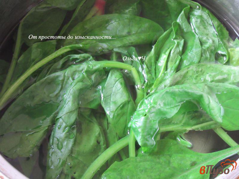 Фото приготовление рецепта: Цельнозерновые улитки со шпинатом и сыром шаг №3