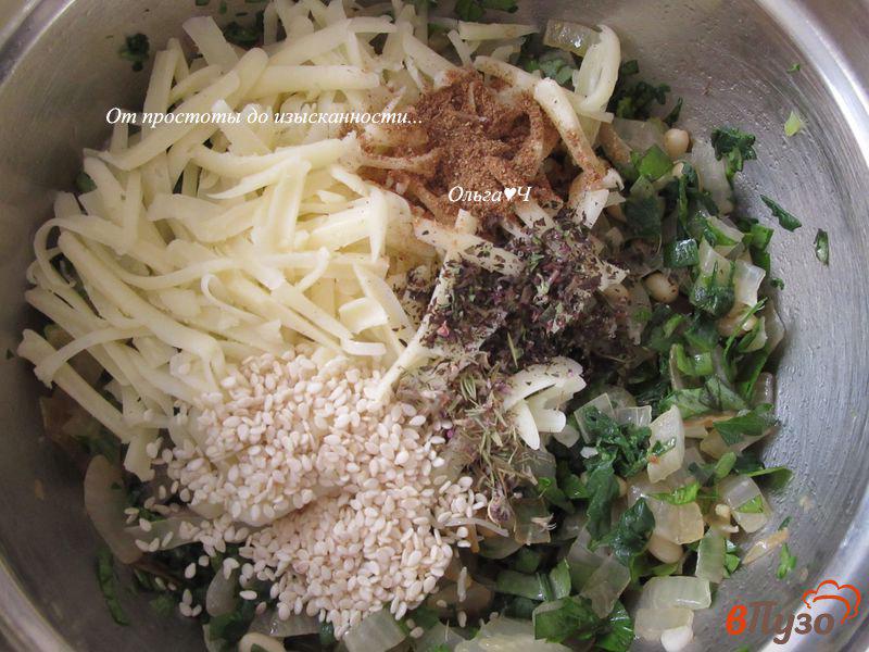 Фото приготовление рецепта: Цельнозерновые улитки со шпинатом и сыром шаг №6