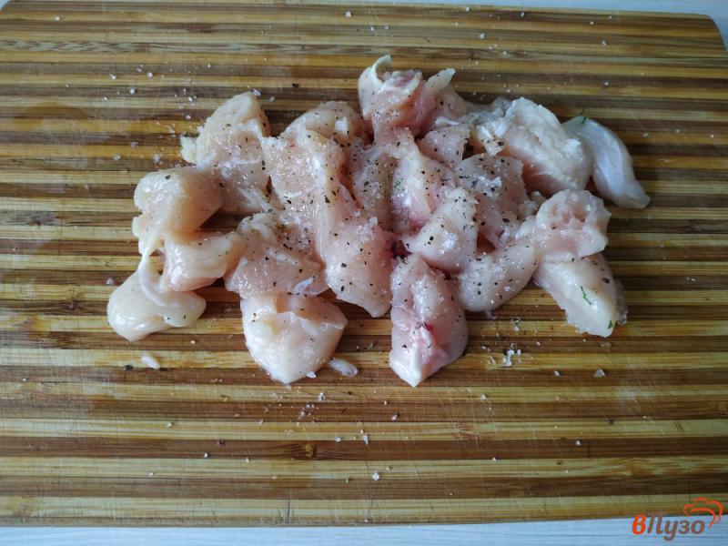 Фото приготовление рецепта: Шаурма с куриным филе и сыром фета шаг №3