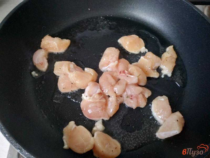 Фото приготовление рецепта: Шаурма с куриным филе и сыром фета шаг №4