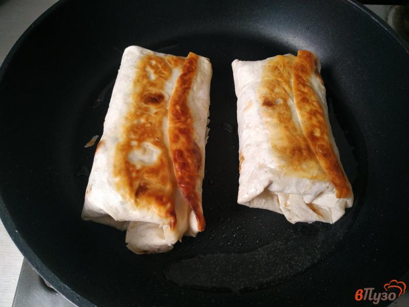 Фото приготовление рецепта: Шаурма с куриным филе и сыром фета шаг №17