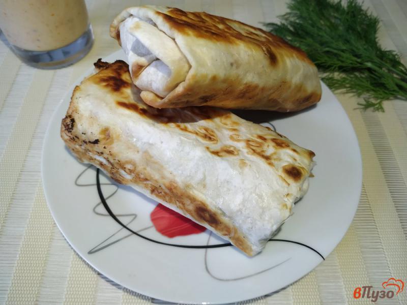 Фото приготовление рецепта: Шаурма с куриным филе и сыром фета шаг №18