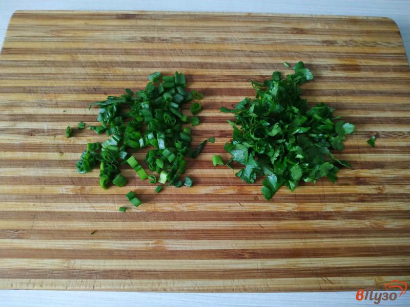 Фото приготовление рецепта: Салат из краснокачанной капусты огурцов и помидоров шаг №4